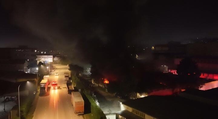 Bursa’da bir tekstil fabrikasının deposunda gece saatlerinde meydana gelen yangın,