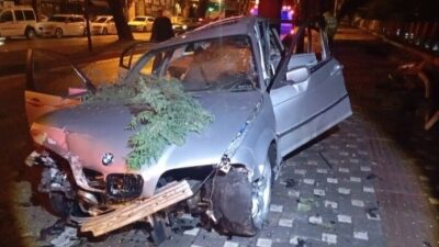 Bursa’da meydana gelen bir kazada, bir otomobilin kontrolünden çıkarak kaldırımda