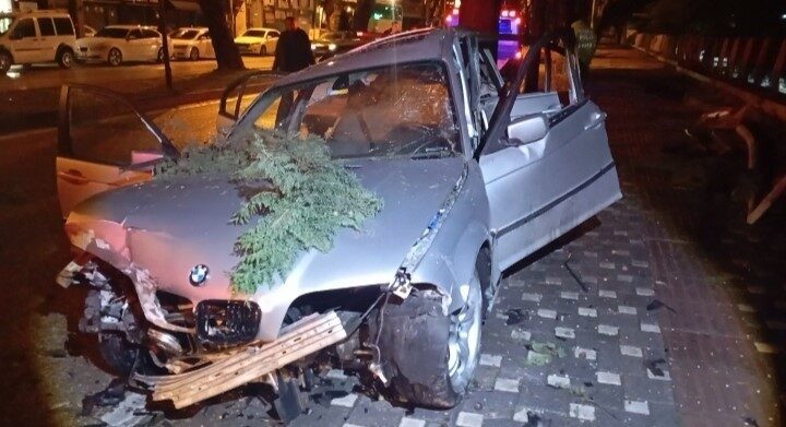 Bursa’da meydana gelen bir kazada, bir otomobilin kontrolünden çıkarak kaldırımda
