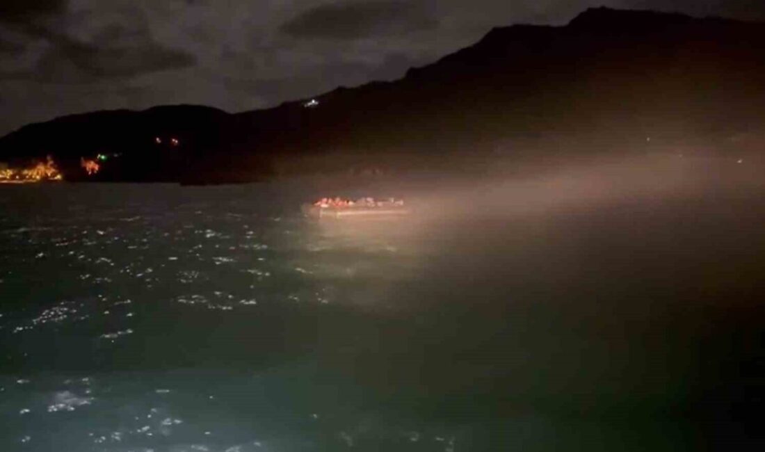 Çanakkale’nin Ayvacık ilçesi açıklarında Sahil Güvenlik Komutanlığı tarafından bir lastik