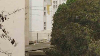Çanakkale’de meydana gelen şiddetli fırtına sonucunda ağaçlar devrildi ve bir