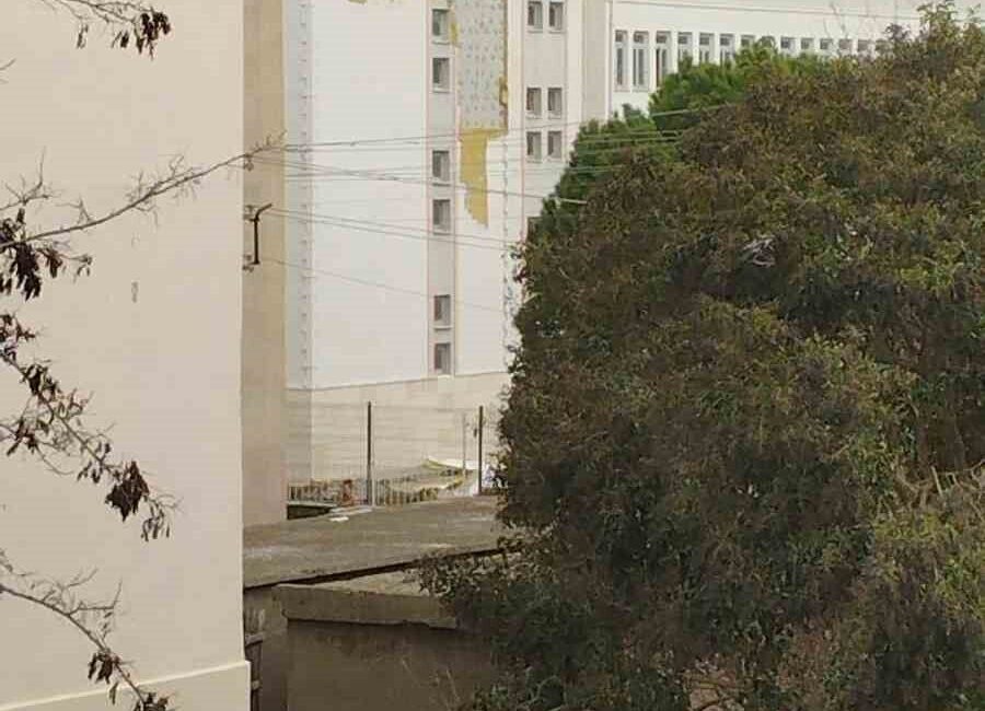 Çanakkale’de meydana gelen şiddetli fırtına sonucunda ağaçlar devrildi ve bir