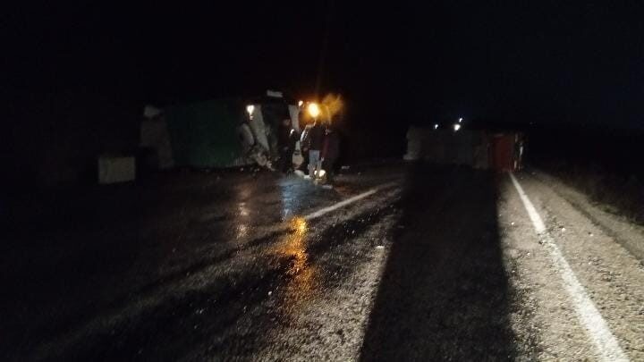 Çanakkale’nin Bayramiç ilçesinde meydana gelen trafik kazasında, itfaiye aracı devrilen