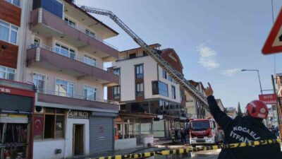 Kartepe ilçesinde bulunan dört katlı bir binanın çatı katında meydana