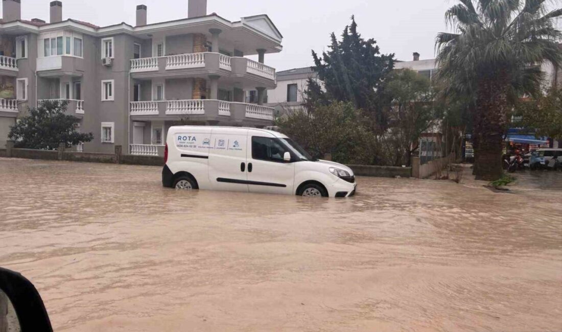 Çeşme ilçesinde öğle saatlerinde meydana gelen şiddetli yağış, caddelerin sular