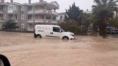 Çeşme ilçesinde öğle saatlerinde meydana gelen şiddetli yağış, caddelerin sular