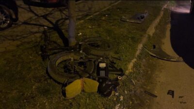 Eskişehir’de bir otomobil, ara sokaktan aniden çıkan bisiklete çarptı ve