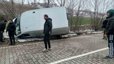 Çorum’un Alaca ilçesinde, bir panelvan aracın yoldan çıkıp yan yatması
