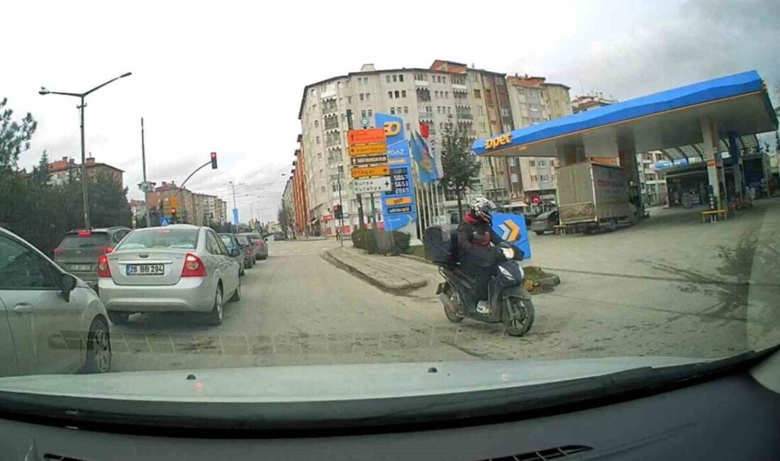 Eskişehir’de bir motosikletli kurye, Yenidoğan Mahallesi Cumhuriyet Bulvarı’ndaki Yunuskent tramvay