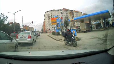 Eskişehir’de bir motosikletli kurye, Yenidoğan Mahallesi Cumhuriyet Bulvarı’ndaki Yunuskent tramvay