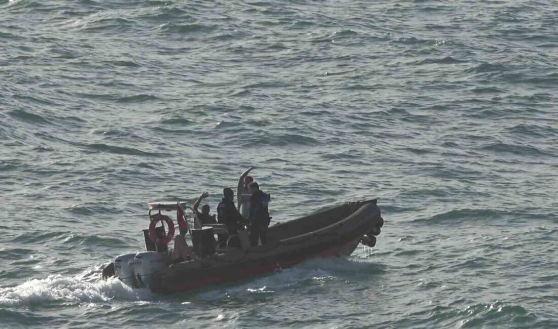 Antalya kıyılarında meydana gelen olayda, dalgaların sertçe vurduğu denize giren