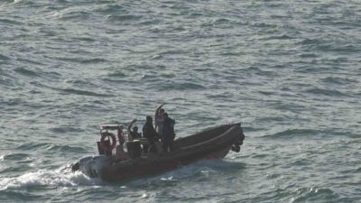 Antalya kıyılarında meydana gelen olayda, dalgaların sertçe vurduğu denize giren