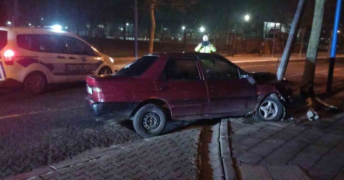 Çorlu ilçesinde gece yarısı meydana gelen trafik kazasında bir otomobil,