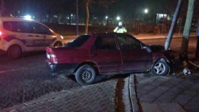Çorlu ilçesinde gece yarısı meydana gelen trafik kazasında bir otomobil,