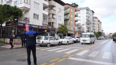 Denizli Büyükşehir Zabıtası, şehir içi minibüslerde kapsamlı bir denetim gerçekleştirerek