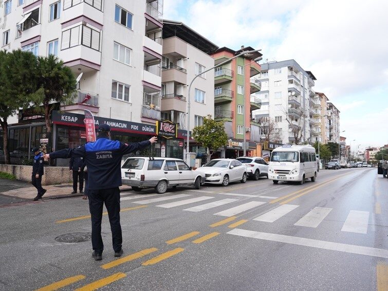 Denizli Büyükşehir Zabıtası, şehir içi minibüslerde kapsamlı bir denetim gerçekleştirerek