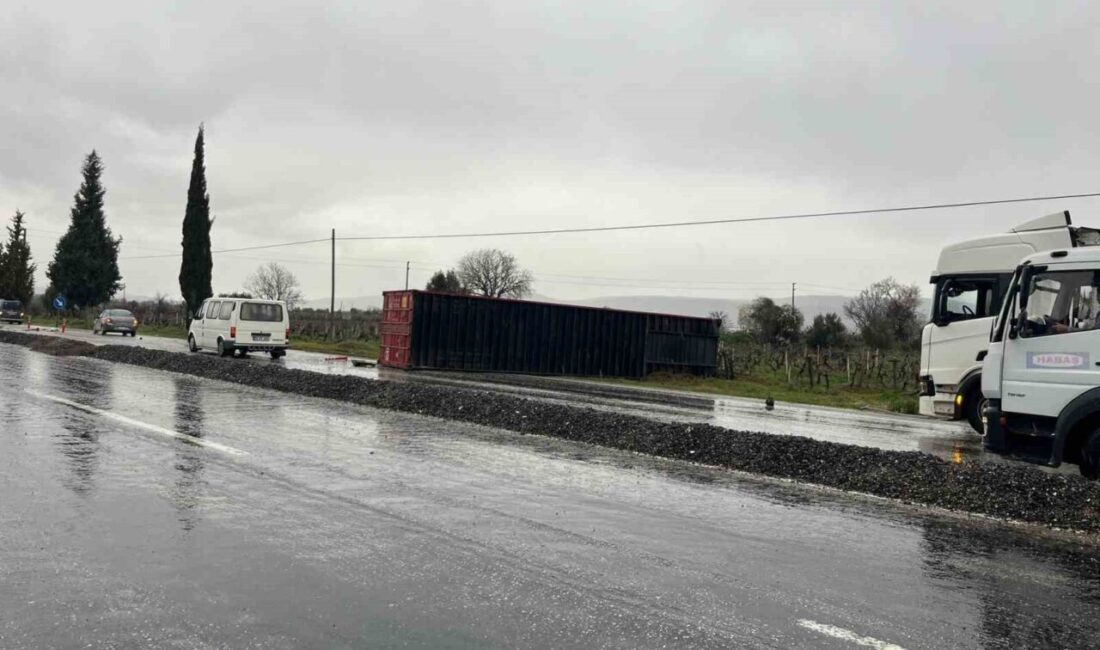 Denizli’de şiddetli yağmur, bir trafik kazasına neden oldu. Denizli-Salihli karayolu