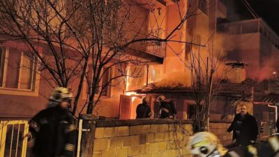 Denizli’ye bağlı Acıpayam ilçesinin Yukarı Mahallesi’nde bir odunlukta çıkan yangın,