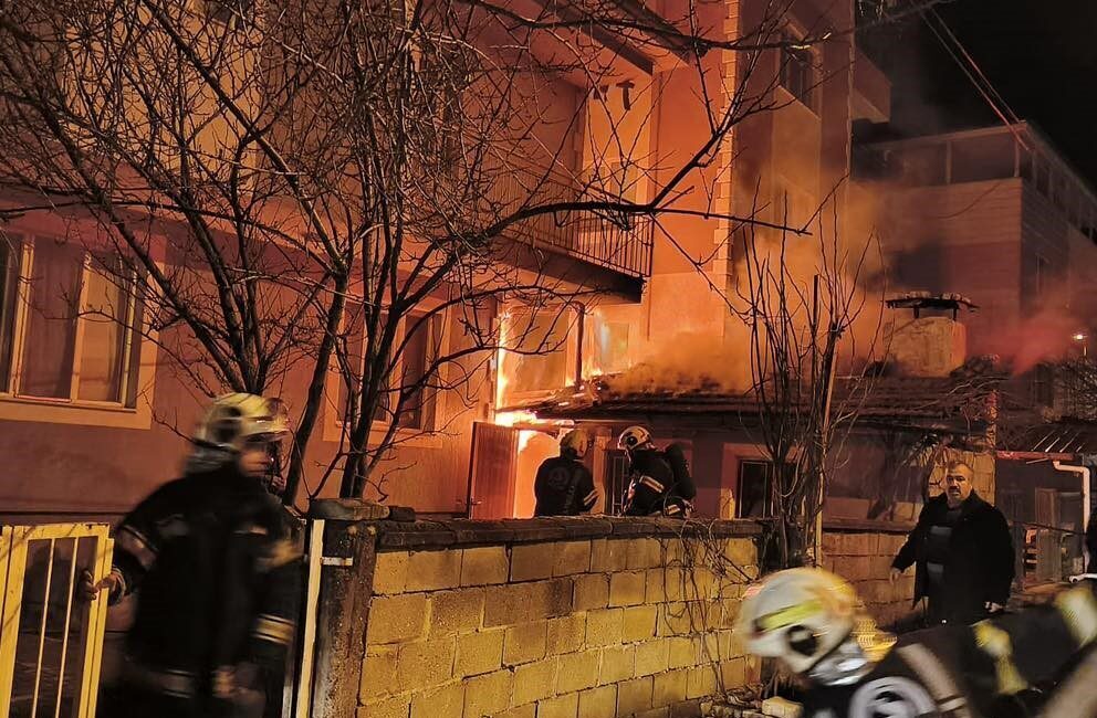 Denizli’ye bağlı Acıpayam ilçesinin Yukarı Mahallesi’nde bir odunlukta çıkan yangın,