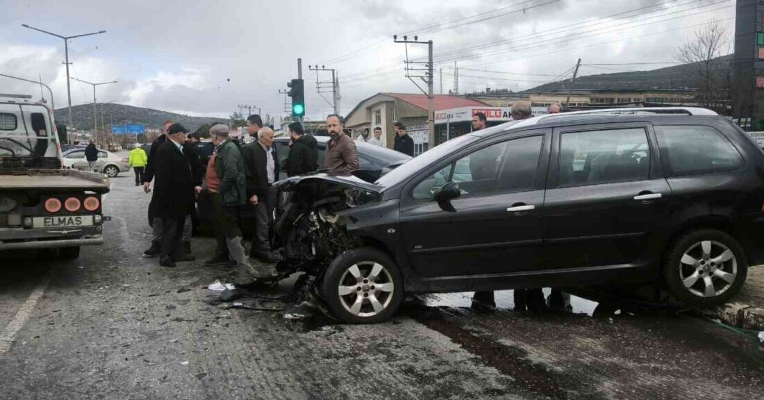 Denizli’nin Tavas ilçesi Samanlık Mahallesi Sanayi Kavşağı’nda meydana gelen trafik