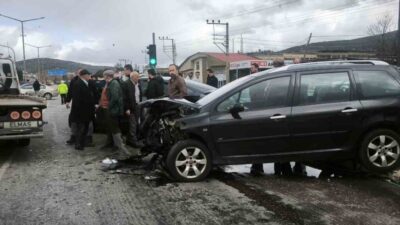 Denizli’nin Tavas ilçesi Samanlık Mahallesi Sanayi Kavşağı’nda meydana gelen trafik