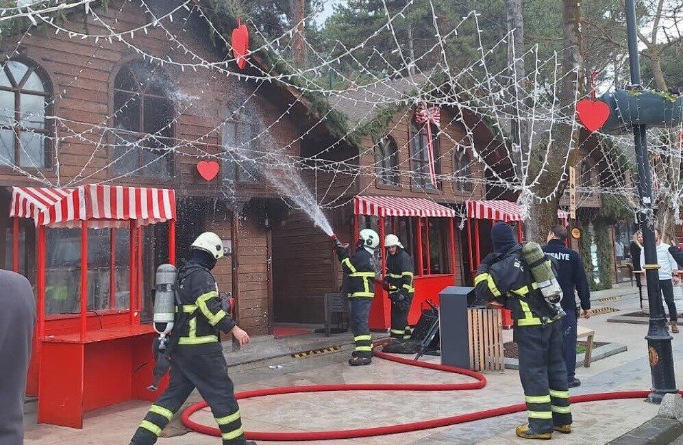 Bilecik’te bir depo olarak kullanılan kulübede elektrik panosundan çıkan yangın