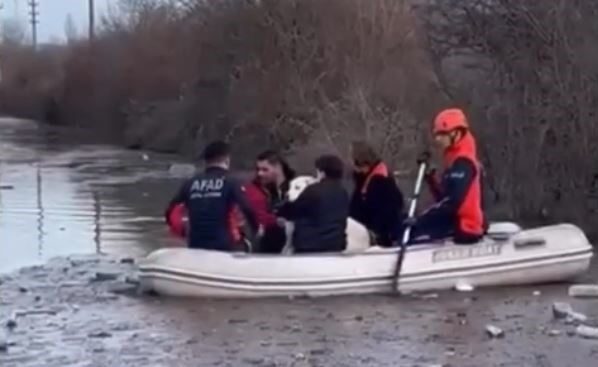 Muğla’nın Menteşe ilçesinde suyun yükselmesi nedeniyle dere yatağında sıkışan 5