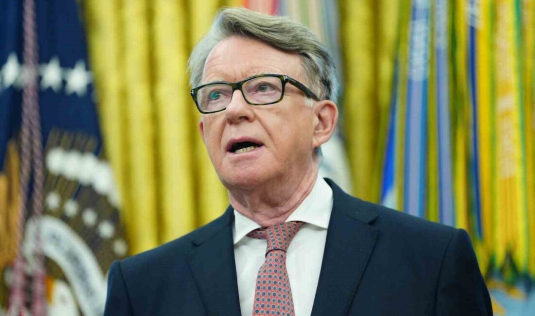 ABD’li cinsel istismar suçlusu Jeffrey Epstein ile devlet sırlarını paylaşmakla