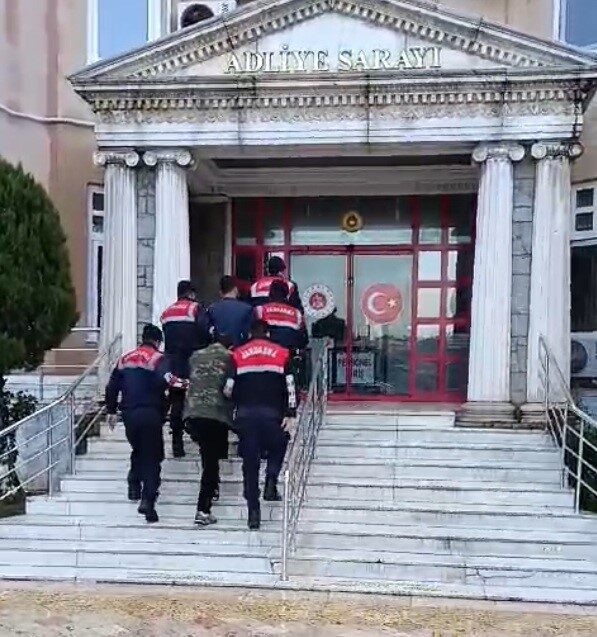 Didim ilçesinde gerçekleştirilen operasyonda jandarma ekipleri, fuhuş suçundan aranan 2