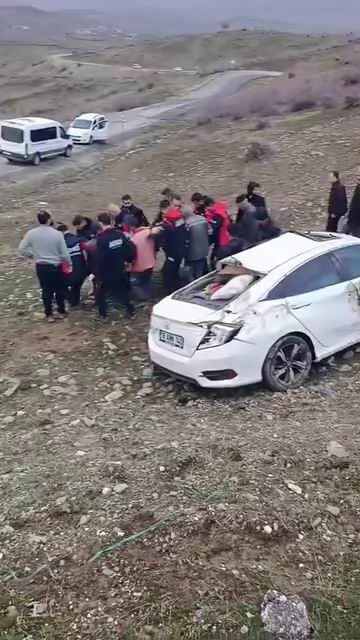 Diyarbakır’ın Kulp ve Lice ilçeleri arasında bir aracın sürücüsü direksiyon