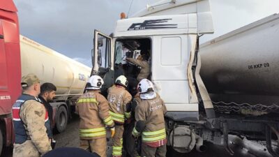 Hatay’da bir tankerin tırla çarpışması sonucu tankerin sürücüsü yaralandı. Kazada