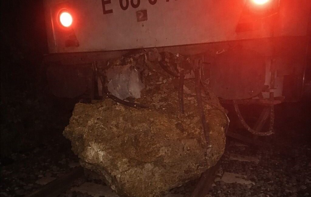 Balıkesir’in Savaştepe ilçesinde seyir halindeki bir yolcu treni, raydan çıkması