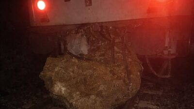 Balıkesir’in Savaştepe ilçesinde seyir halindeki bir yolcu treni, raydan çıkması