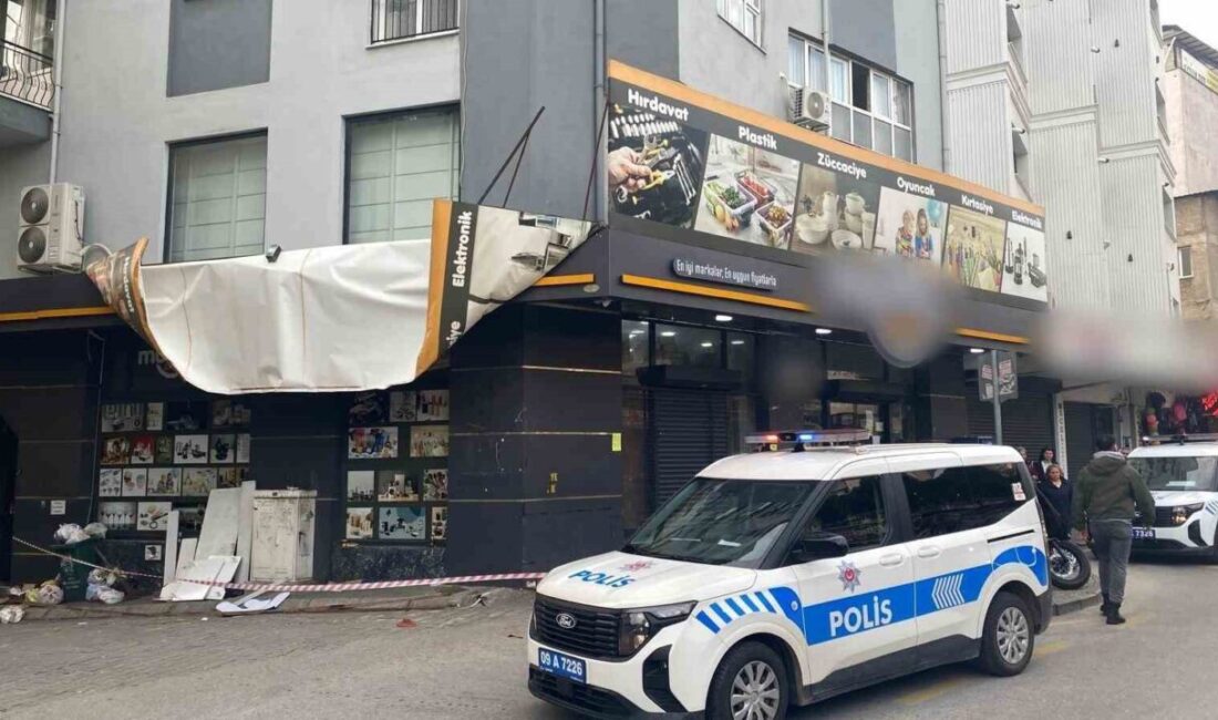 Efeler ilçesinde yaşanan şiddetli rüzgar, iş yeri tabelalarının ve reklam