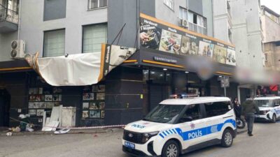 Efeler ilçesinde yaşanan şiddetli rüzgar, iş yeri tabelalarının ve reklam