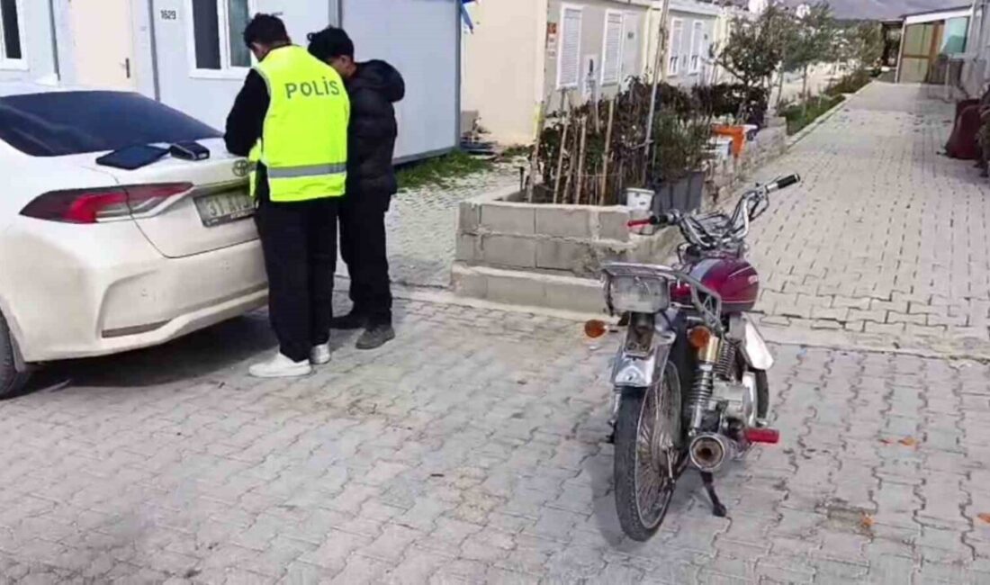 Hatay’ın Antakya ilçesinde, motosikletle akrobatik hareketler yaparak bunları sosyal medyada