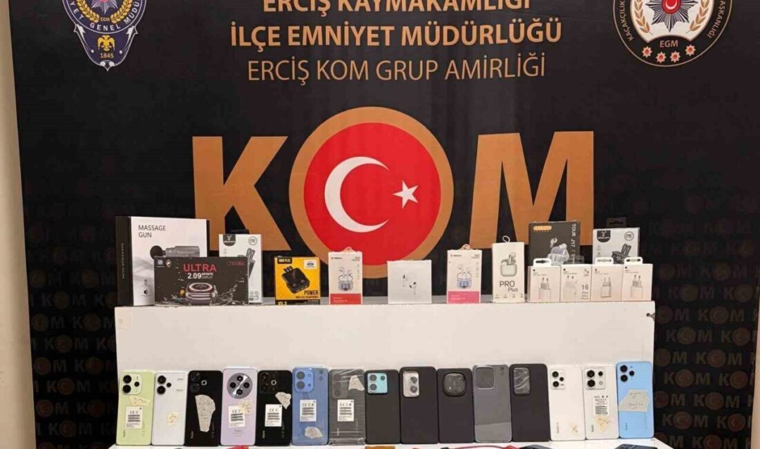 Erciş ilçesinde polis ekipleri tarafından yapılan operasyonlarda ruhsatsız silah, kaçak