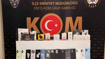 Erciş ilçesinde polis ekipleri tarafından yapılan operasyonlarda ruhsatsız silah, kaçak