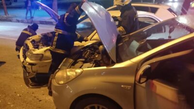 Erzincan’da meydana gelen trafik kazasında 2 aracın çarpışması sonucunda maddi