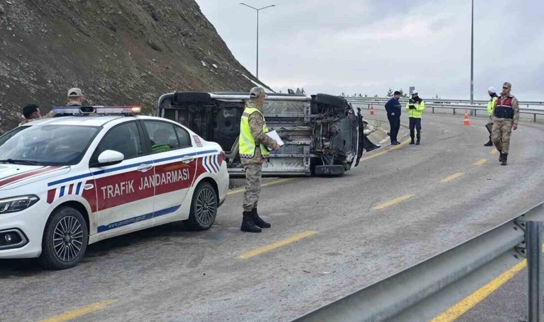 Erzincan’da bir trafik kazası meydana geldi ve otomobil takla attı.