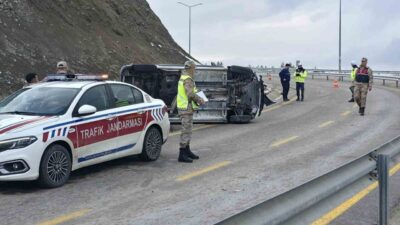 Erzincan’da bir trafik kazası meydana geldi ve otomobil takla attı.