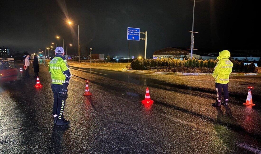 Erzincan şehir merkezinde şiddetli yağmur etkili olurken, yüksek kesimlerde kar