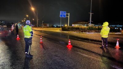 Erzincan şehir merkezinde şiddetli yağmur etkili olurken, yüksek kesimlerde kar
