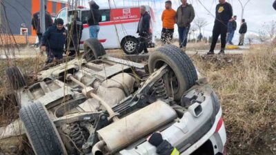 Erzincan ilinde bir sürücü, aracın direksiyon kontrolünü yitirerek şarampole uçtu
