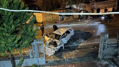Hatay’ın Erzin ilçesinde, sürücüsü direksiyon kontrolünü kaybederek bahçe duvarına çarpan