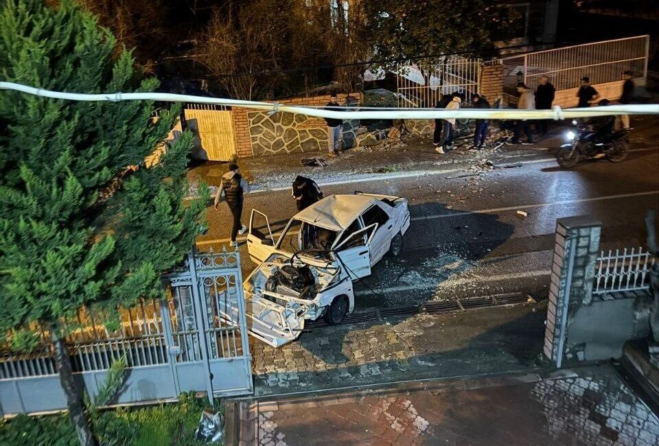 Hatay’ın Erzin ilçesinde, sürücüsü direksiyon kontrolünü kaybederek bahçe duvarına çarpan