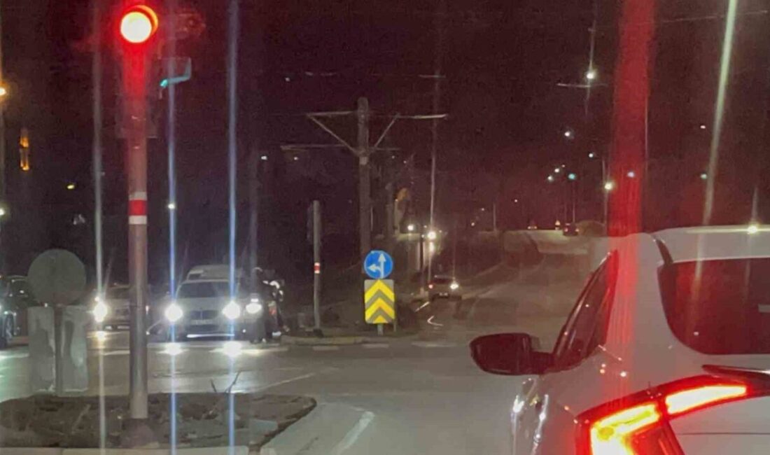 Eskişehir’de bir otomobil, Tepebaşı ilçesi Sivrihisar 2 Caddesi’nde ilerlerken tramvay
