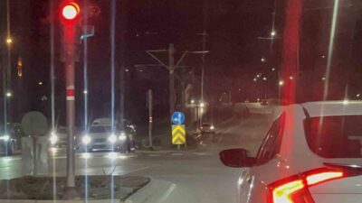Eskişehir’de bir otomobil, Tepebaşı ilçesi Sivrihisar 2 Caddesi’nde ilerlerken tramvay