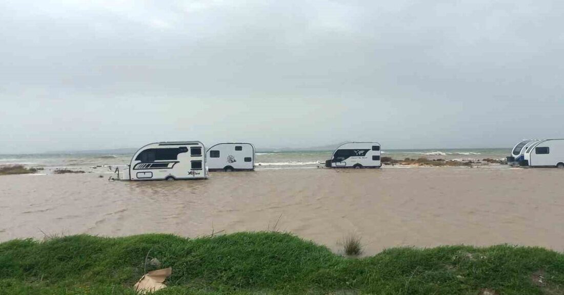 Çanakkale’de meydana gelen şiddetli fırtına nedeniyle Ezine ilçesinde deniz karayla