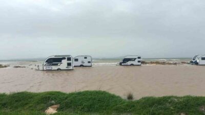 Çanakkale’de meydana gelen şiddetli fırtına nedeniyle Ezine ilçesinde deniz karayla